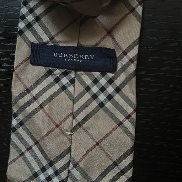 Burberry Tie like new with out tags in very good condition - Picture 5 of 5